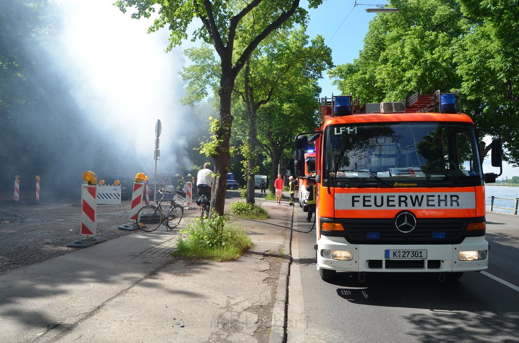 Wohnwagenbrand Koeln Rodenkirchen vor der Bruecke P140.JPG